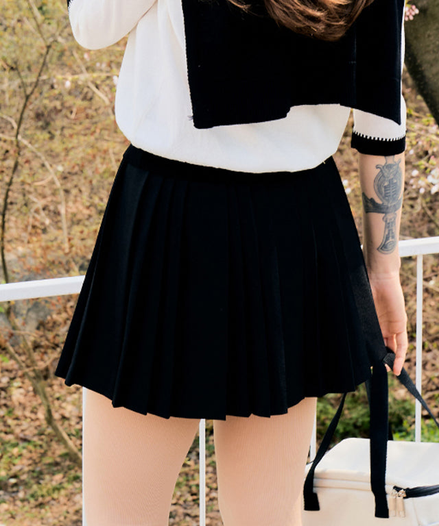 MAGIA Classic Pleated Skirt - Black